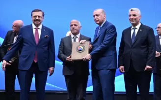 TOBB’dan Artvin Ticaret Borsası Başkanı Akyürek’e hizmet şeref plaketi