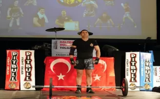 Tolga Çakmak, halter silkmede dünya rekoru kırdı
