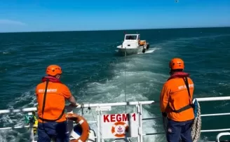 Trabzon’da arızalanan tekne son anda kurtarıldı