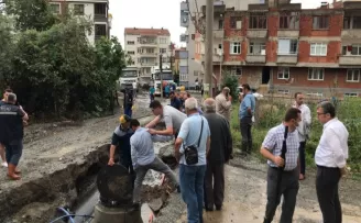 Trabzon’da şiddetli yağışta Arap turistin aracı çukura düştü