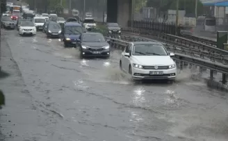 Trabzon’da şiddetli yağış sonrası yollar göle döndü

