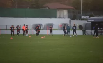 Trabzonsporlu futbolcular ’Irkçılığa hayır’ yazılı tişörtlerle antrenmana çıktı
