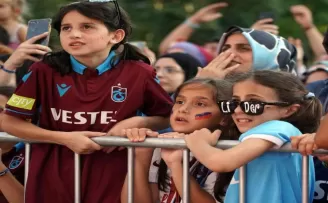 Trabzonsporlu taraftarlar meşalelerle geceyi aydınlattı