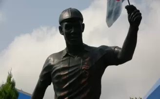 Trabzonsporlu taraftarlar, Nwakaeme’nin heykelini yaptırdı