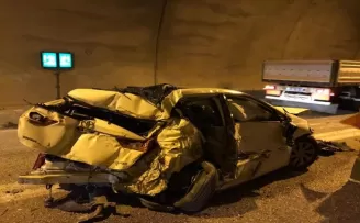 Tünelde içinde kaza anı güvenlik kamerasına yansıdı

