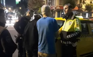 Turistten fazla ücret istediği iddia edilen taksiciyi bekçiler yakaladı
