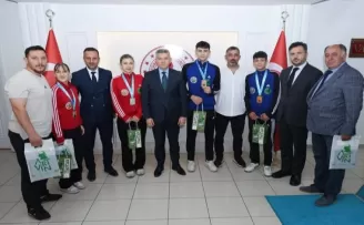 Türkiye şampiyonları Artvin Valisi’ne konuk oldu