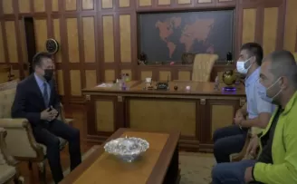 Tuzla Belediye Başkanı’ndan örnek davranış gösteren o minibüs şoförüne plaket
