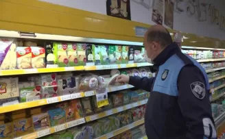 Tuzla Belediyesi zabıta ekiplerinden marketlere KDV indirimi denetimi
