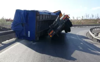 Tuzla’da kamyonun kasası yola devrildi, kupası askıda kaldı
