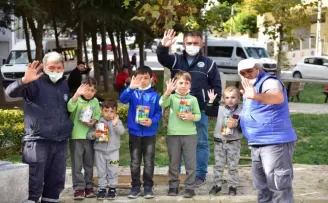 Tuzlalı çocuklardan yürekleri ısıtan görüntü
