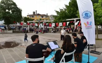 Tuzlalı gençler mahallelerde konser verdi
