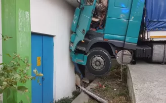 Tır kazası sonucu 5 mahallede elektrikler kesildi!