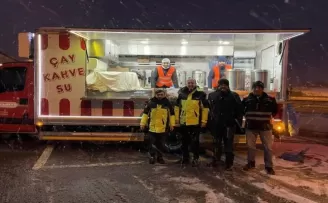 Ümraniye Belediyesinden yolda kalan vatandaşlara sıcak ikram
