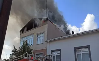 Ümraniye’de 3 katlı binada yangın paniği

