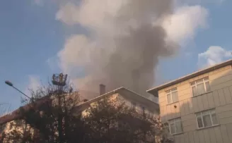 Ümraniye’de 3 katlı binanın çatısında yangın
