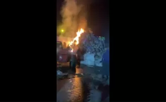 Ümraniye’de atık toplama merkezi alev alev yandı
