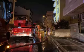 Ümraniye’de binanın çatısı alevlere teslim oldu
