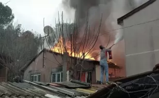 Ümraniye’de gecekondu alev alev yandı
