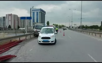 Ümraniye’de kamyonet bariyerlere çarptı, demir profiller yola savruldu
