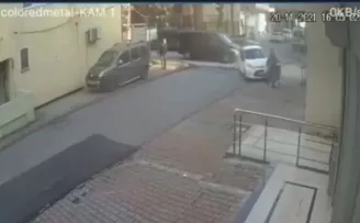 Ümraniye’de kazada savrulan araç, yayaya çarpıp dükkana daldı
