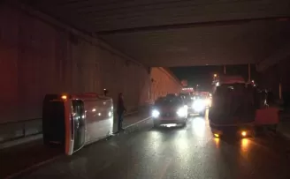 Ümraniye’de makas atarak ilerleyen otomobil ticari araçla çarpıştı: 8 yaralı

