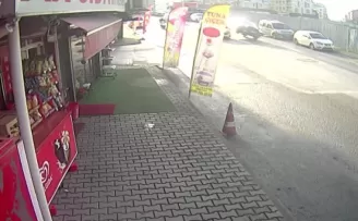 Ümraniye’de solladığı araçla çarpışan cipin takla attığı kaza kamerada
