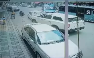 Ümraniye’de sürücüsü rahatsızlanan otomobil minibüse ve cipe çarptı
