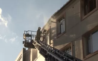 Ümraniye’de uyuşturucu bağımlısı şahıs apartmanın çatısını yaktı
