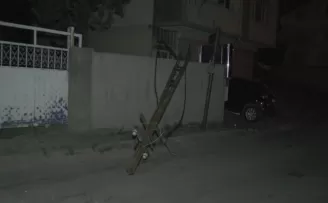 Ümraniye’de üzerinde iş makinesi taşıyan tır elektrik tellerini kopardı

