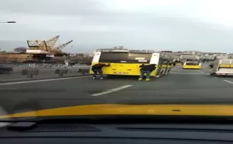 Unkapanı köprüsü’nde gençlerin tehlikeli  yolculuğu kamerada
