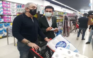 Ünlü radyocular Sultangazili vatandaşların market alışverişini yaptı
