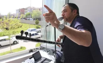 Ünlü sanatçı Ankaralı Coşkun’dan balkon konseri
