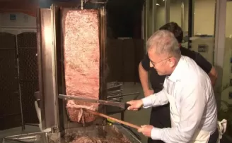 Üsküdar Belediyesi’nden ders çalışan öğrencilere iftarda döner ikramı
