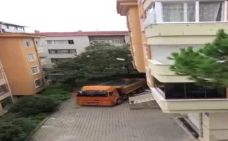 Üsküdar’da 3’üncü kattan kamyona moloz attılar, vatandaşlar tepki gösterdi
