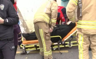 Üsküdar’da ağaca çarpan otomobil yan yattı
