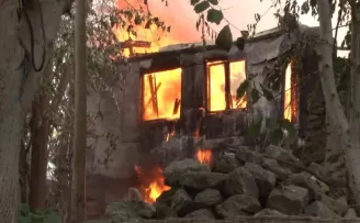 Üsküdar’da alev alev yanan metruk bina çöktü, yangın vakıf binasına sıçradı
