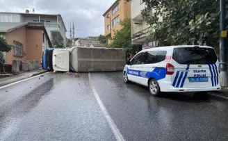 Üsküdar’da doğalgaz kutusuna çarpan kamyonet yan yattı
