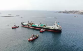 Üsküdar’da Haydarpaşa Limanı açıklarında kuru yük gemisi karaya oturdu
