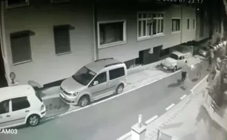 Üsküdar’da silahla dehşet saçan şahıs kamerada
