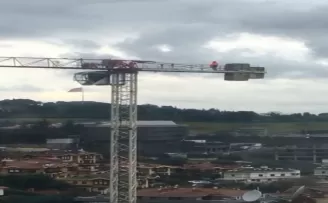 Üsküdar’da vinç operatörü namaz için gökyüzünde engel tanımadı

