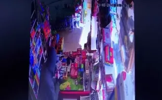 Uyuşturucu etkisinde olan şahsın bıçakla market soyduğu anlar kamerada
