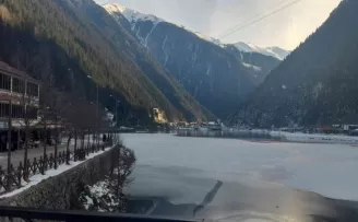 Uzungöl’ün büyük bölümü buz tuttu!