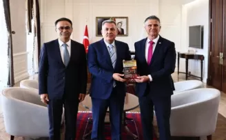 Vali Elban’a İzmir Eğitim Müfettişleri’nden ’Disiplin Soruşturması’ kitabı