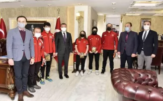 Vali Taşbilek başarılı sporcuları ödüllendirdi
