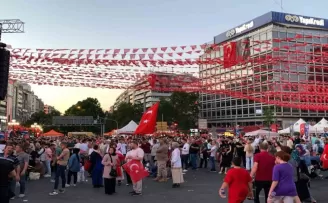 Vatandaşlar 15 Temmuz’un yıldönümümde Kızılay’da toplandı
