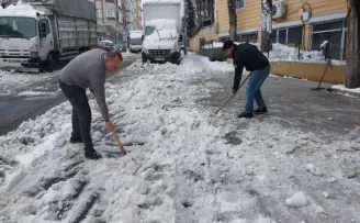 Vatandaşlardan kapı önlerinde ’kar’ temizliği
