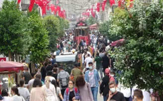 Yağış sonrası İstiklal Caddesi’nde yoğunluk
