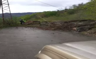 Yamaçtan kopan dev kaya köy yolunu ulaşıma kapattı
