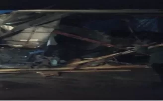 Yamaçtan kopan dev kaya parçası iki tırı kullanılmaz hala getirdi
